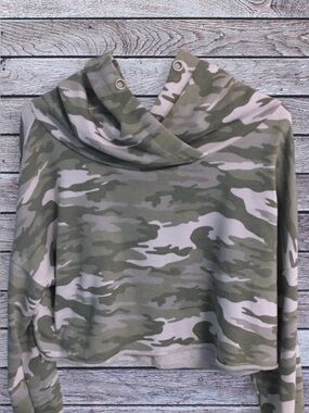 2 for $6 🎉 Rue21 cropped camo hoodie xl